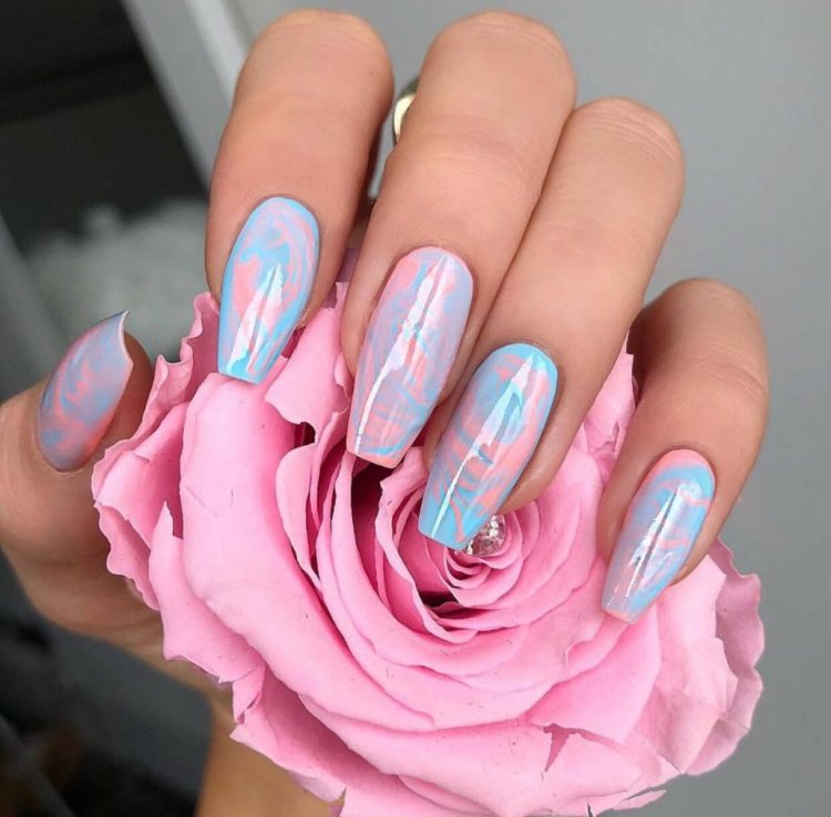 Красивый маникюр голубой с розовым