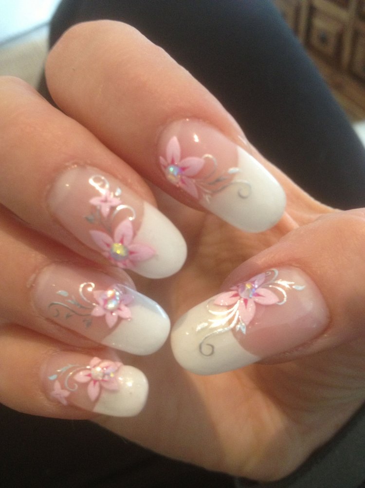 Маникюр с цветами лилии