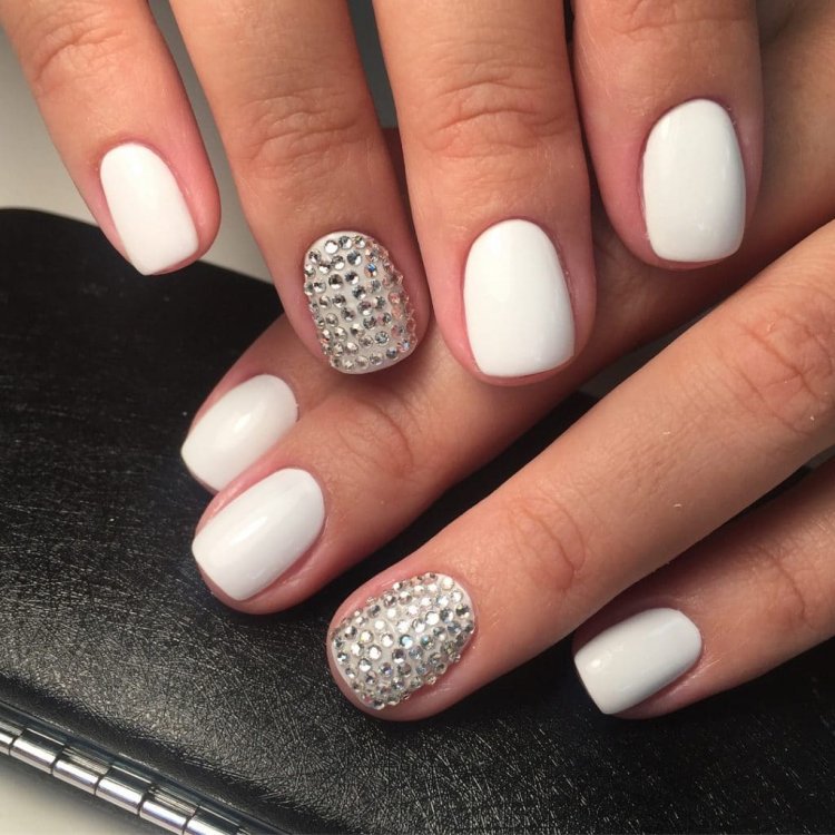 Красивый маникюр со светлым лаком