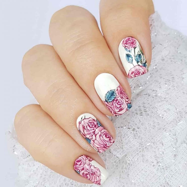 Необычный маникюр с наклейками