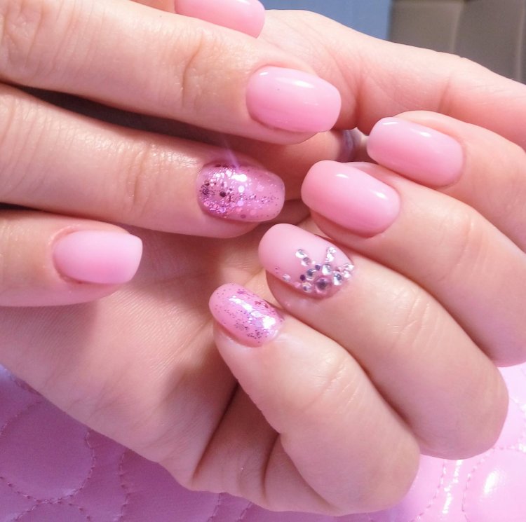 Нежно розовый маникюр с блестками