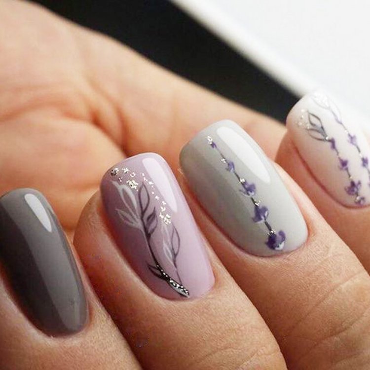 Красивый маникюр с веточкой