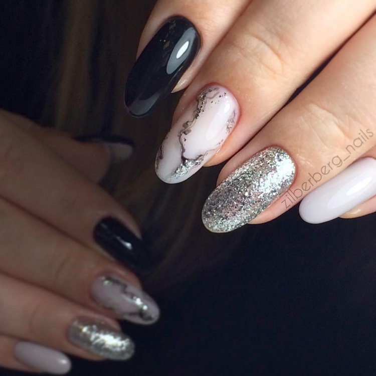 Чёрные ногти со стразами