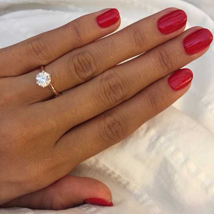 Маникюр под кольцо с гранатом - 49 фото