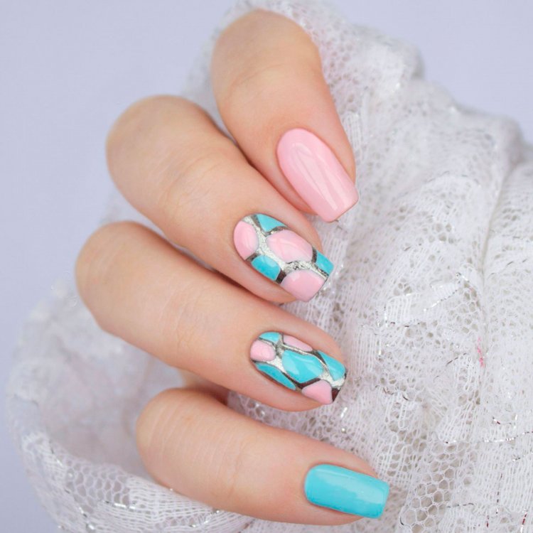 Маникюр бирюзовый с розовым