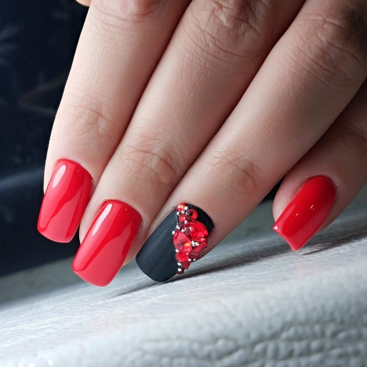 Дизайнерські нігті червоний