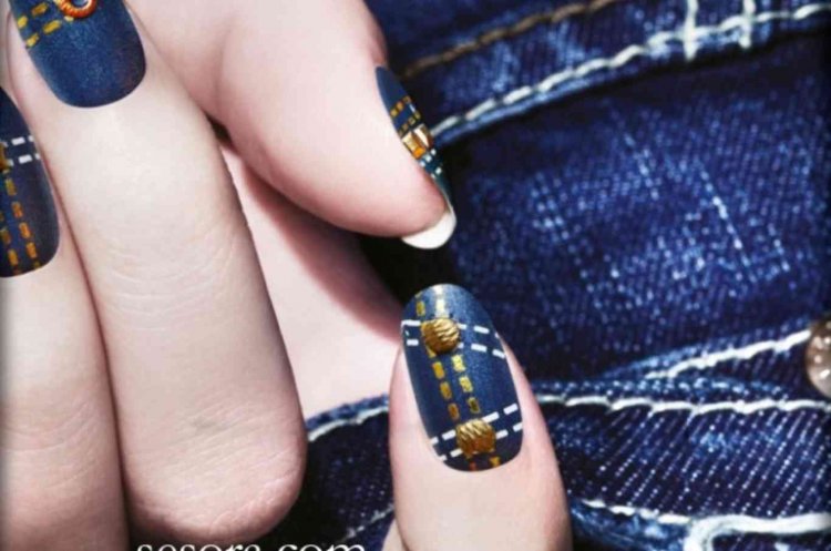 Манікюр з різнокольоровими смужками стрічками