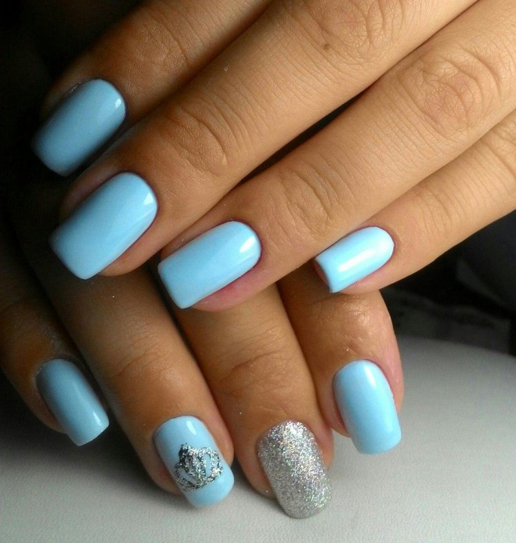 Маникюр голубого цвета