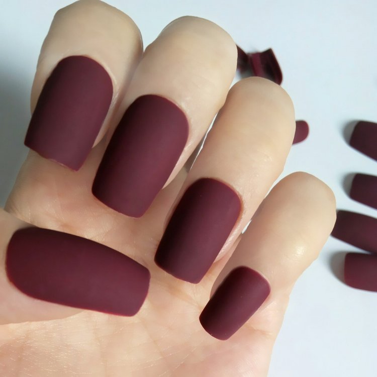 Бордовий манікюр з камінням