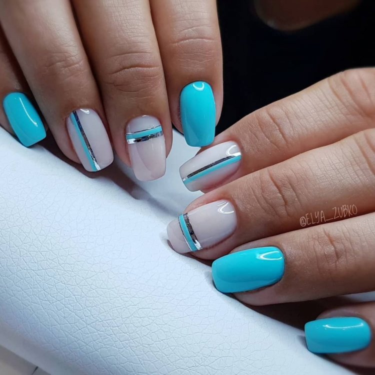 Манікюр у синьо-бірюзових тонах.