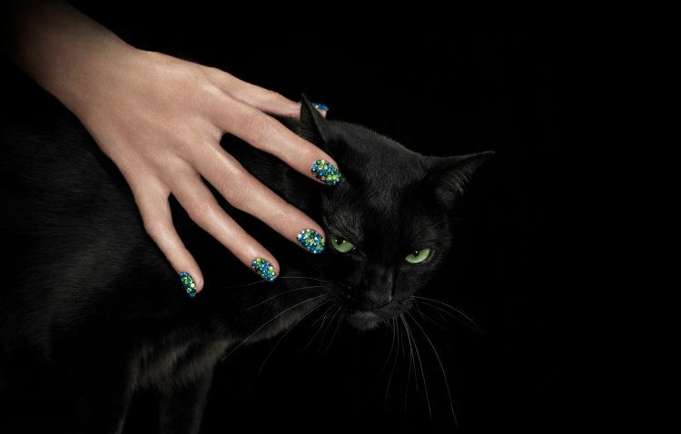 Новорічний манікюр 2021 чорно золотий