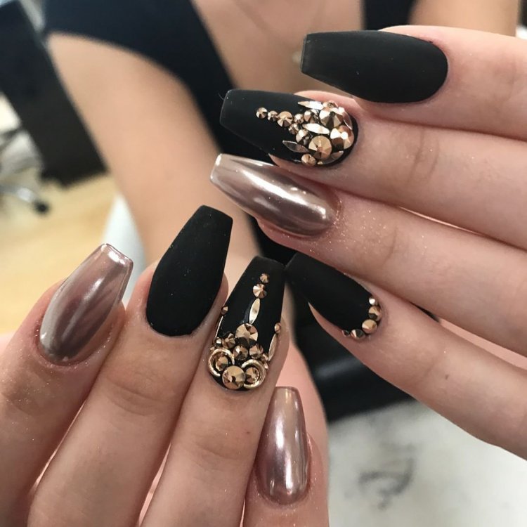 Красивый маникюр черный с золотом