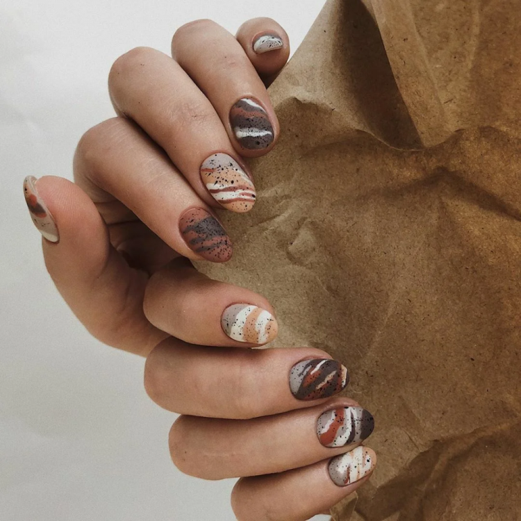 Маникюр шеллак коричневый