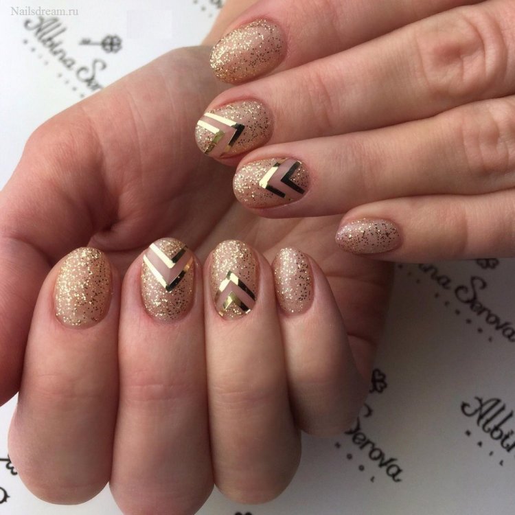 Манікюр бежевий із золотим