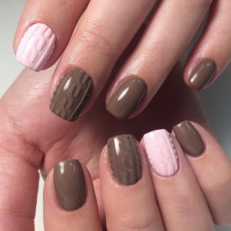 Коричневий манікюр