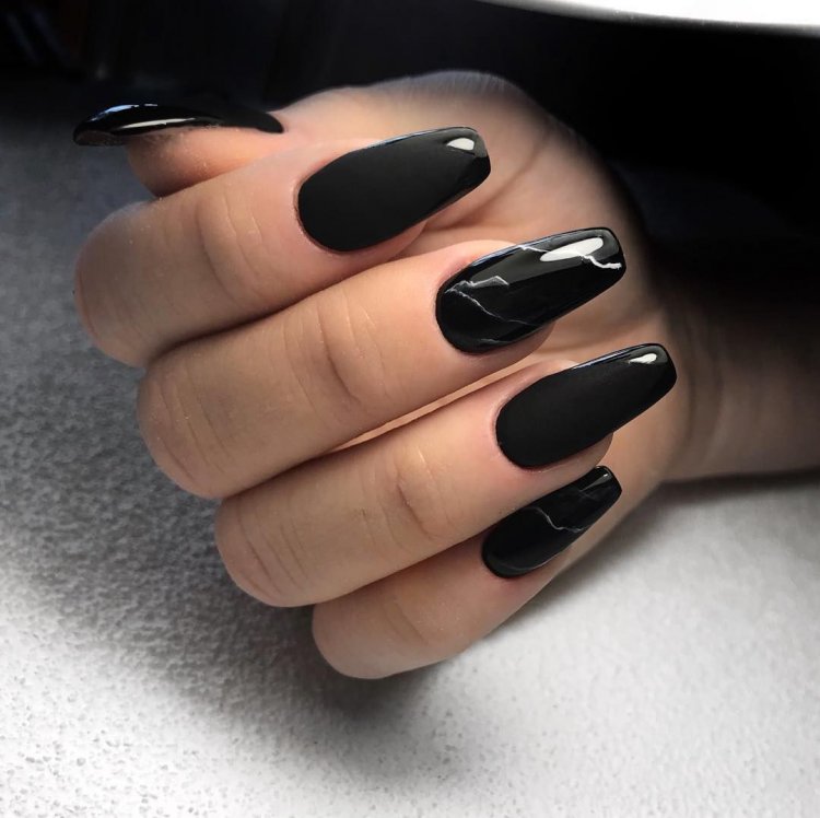 Чёрный маникюр на длинные ногти
