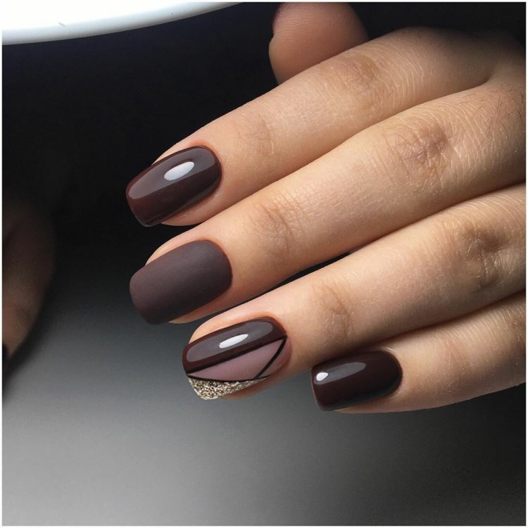 Маникюр в голубых тонах на короткие ногти