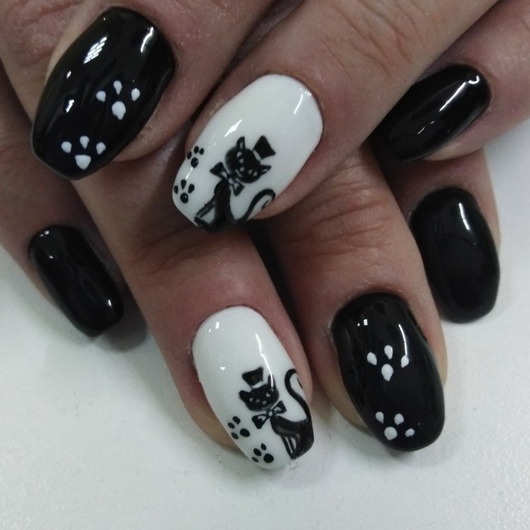 Нігті чорні з білим з кішечкою