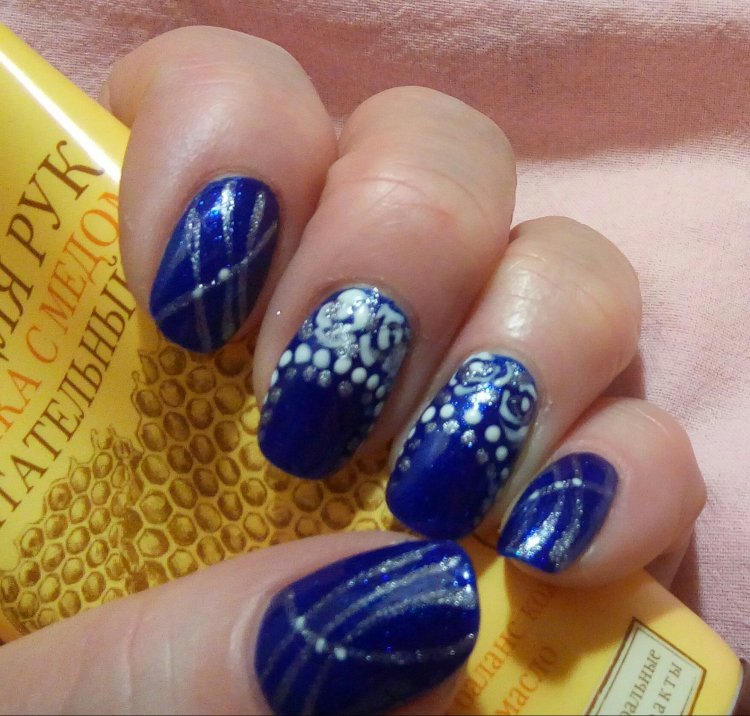 Маникюр белый с синим узором
