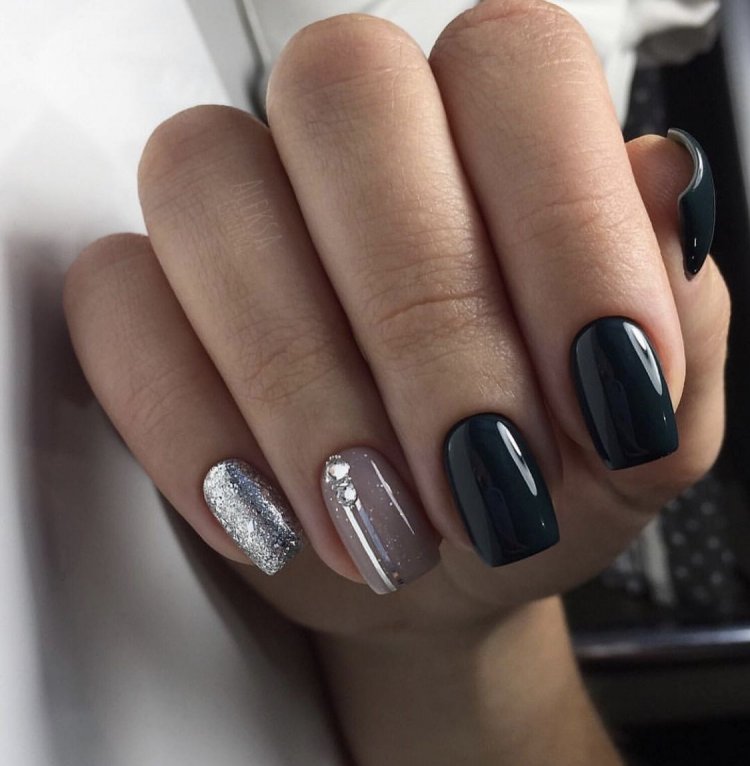 Маникюр на короткие ногти втирка темная