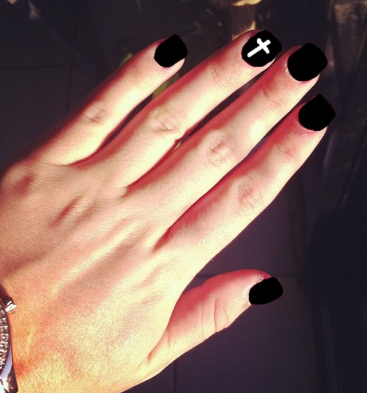 Чёрные ногти с крестом
