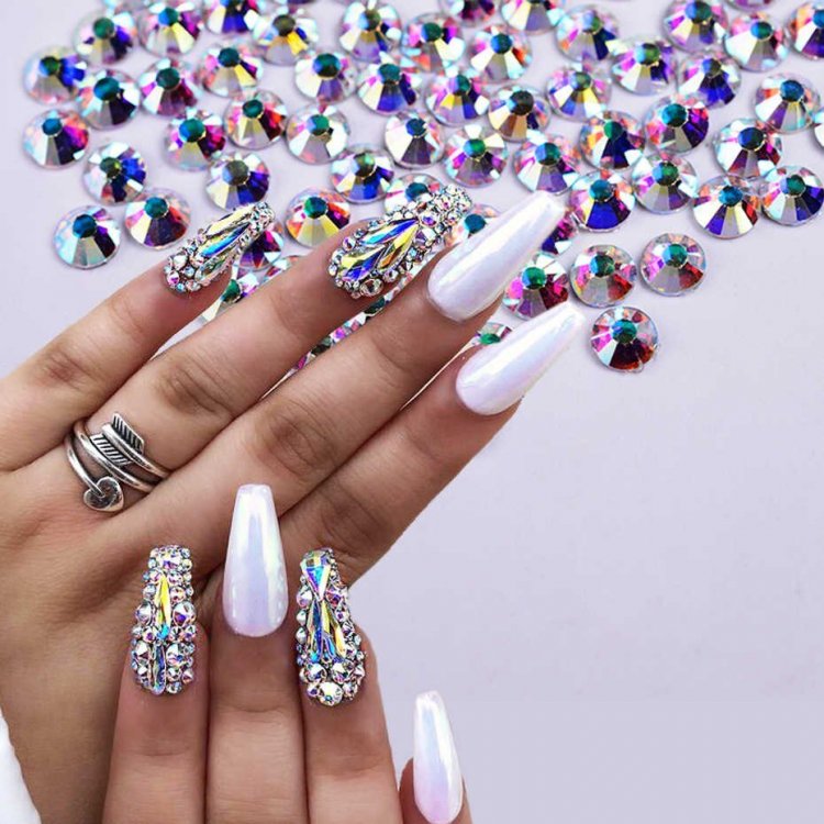 Маникюр с кристаллами Сваровски