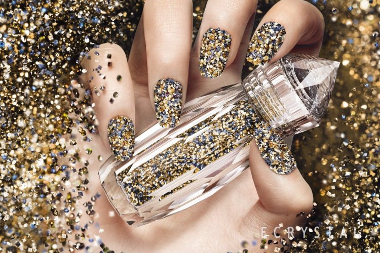 Белые ногти с блестками