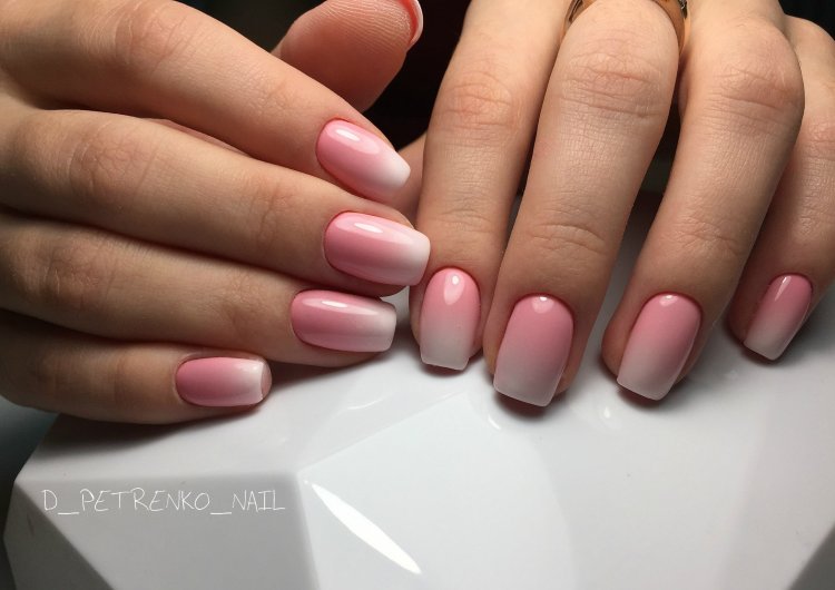 Манікюр рожевий градієнт з білим.