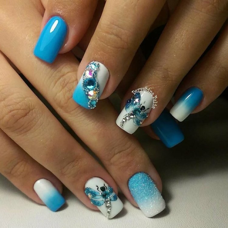 Яркий маникюр со стразами