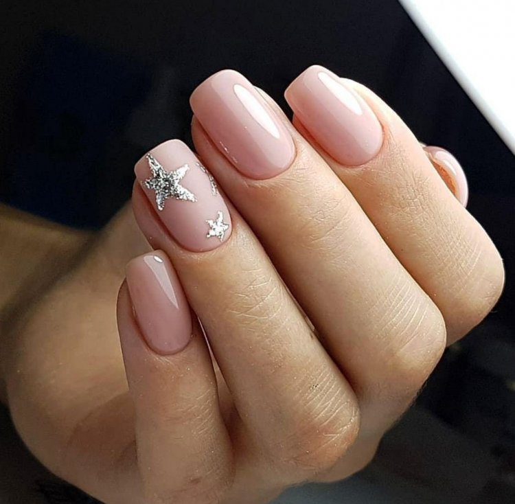 Светлый нюдовый маникюр