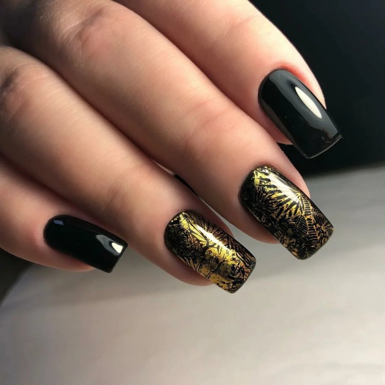 Темный маникюр с фольгой