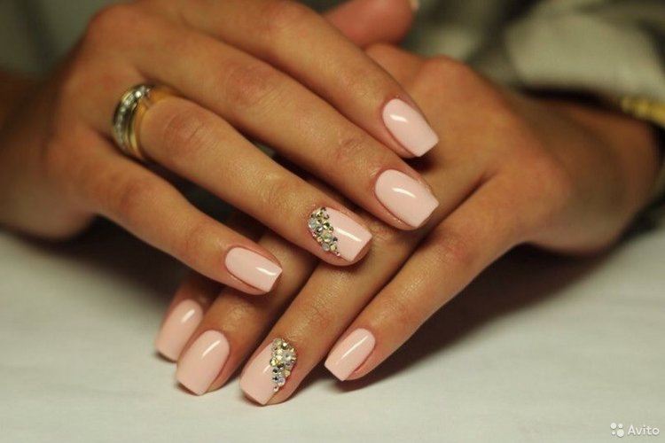 Красивый маникюр со светлым лаком