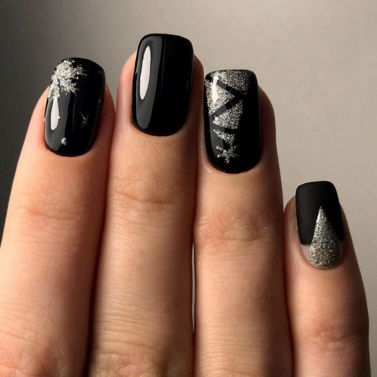 Новогодние ногти черные с золотом