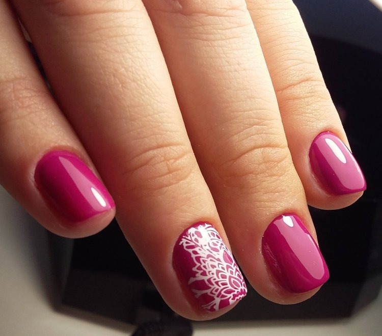 Красивый малиновый маникюр