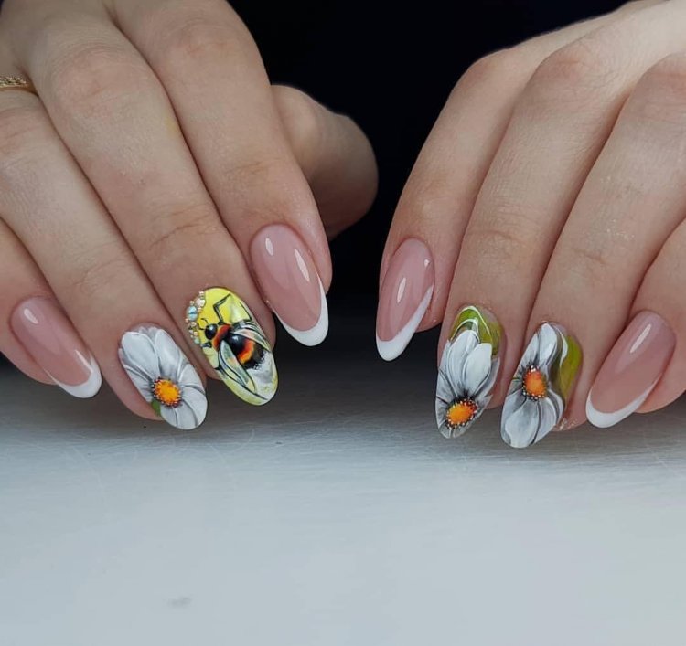 Красивый маникюр с ромашками