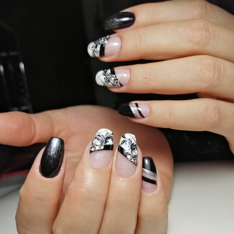 Черно белый нарядный маникюр