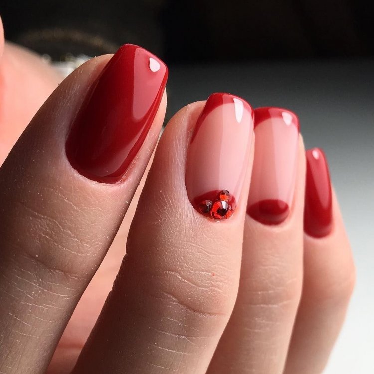 Красивый красный маникюр
