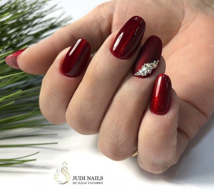Красные ногти с гранатом