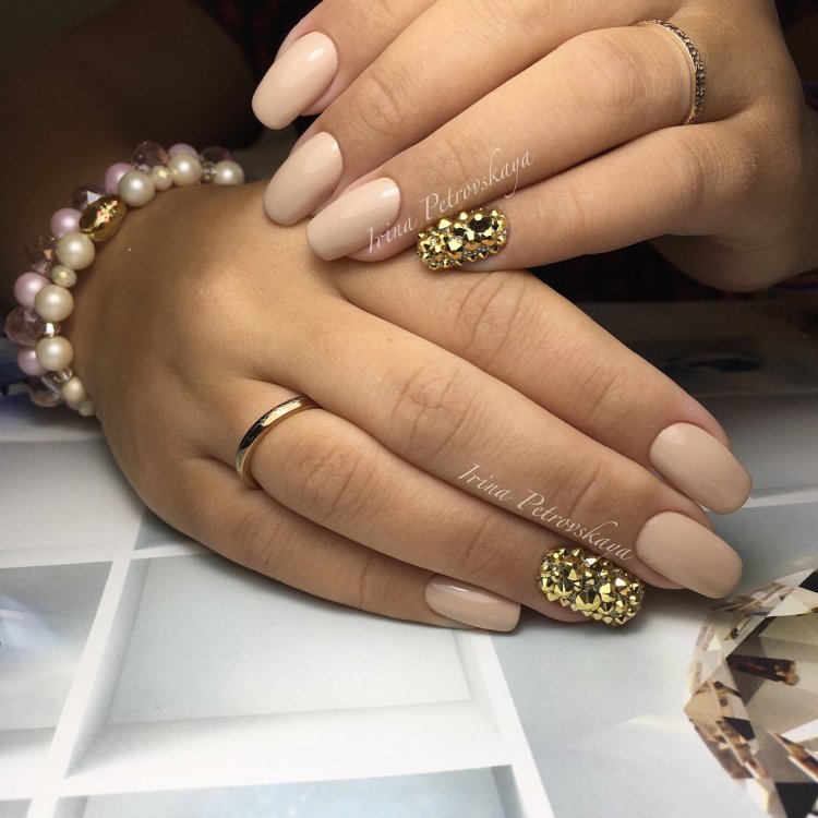 Манікюр із золотом та стразами