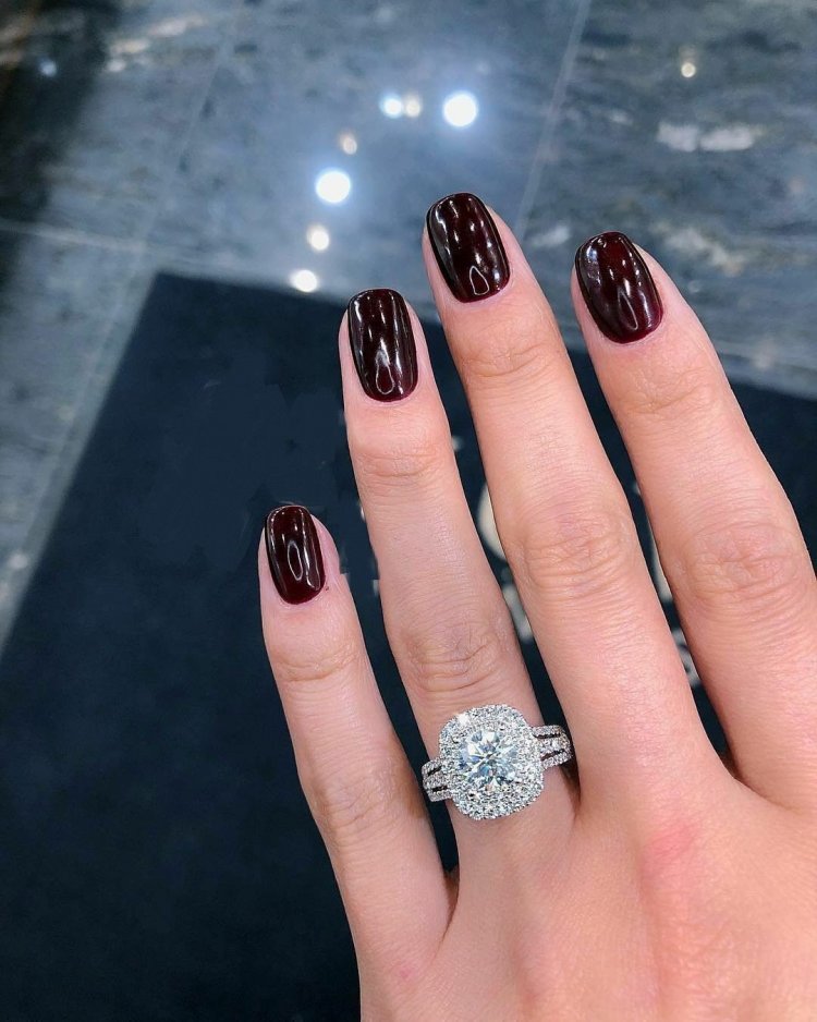 Маникюр под кольцо с гранатом - 49 фото