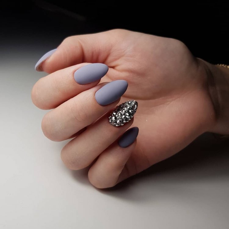 Графитовый матовый маникюр