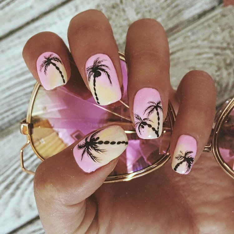 Рожевий манікюр з пальмами