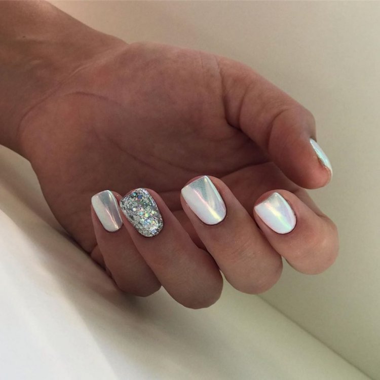 Белые ногти с втиркой