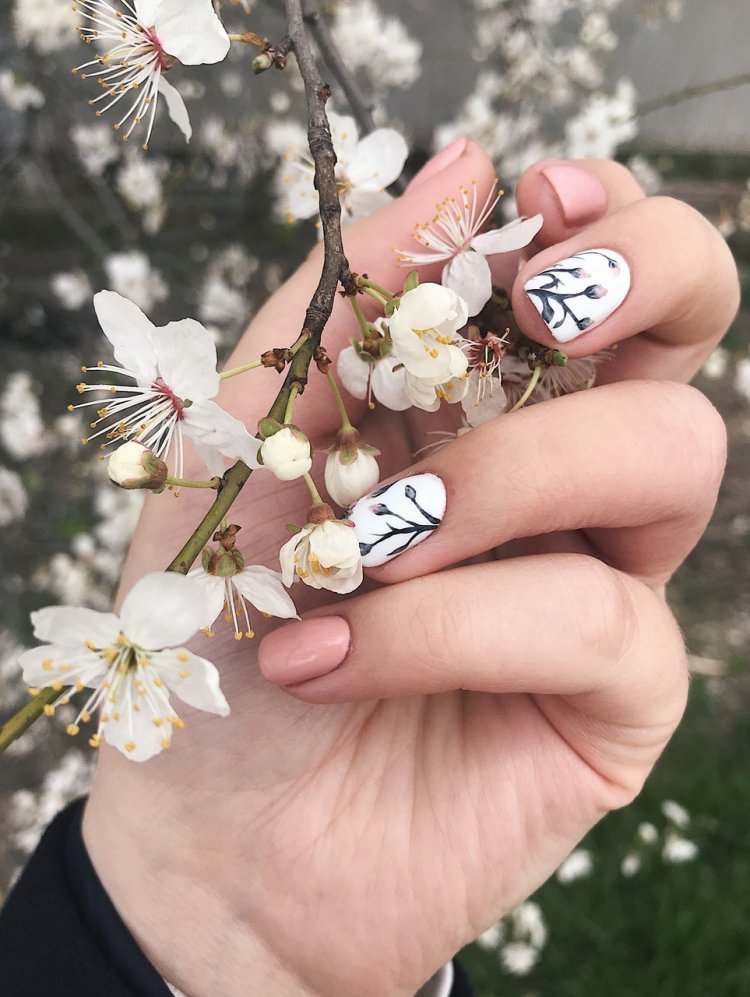 Маникюр с цветами