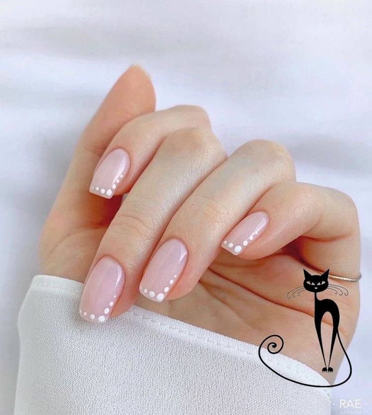Нежный маникюр с фигурами