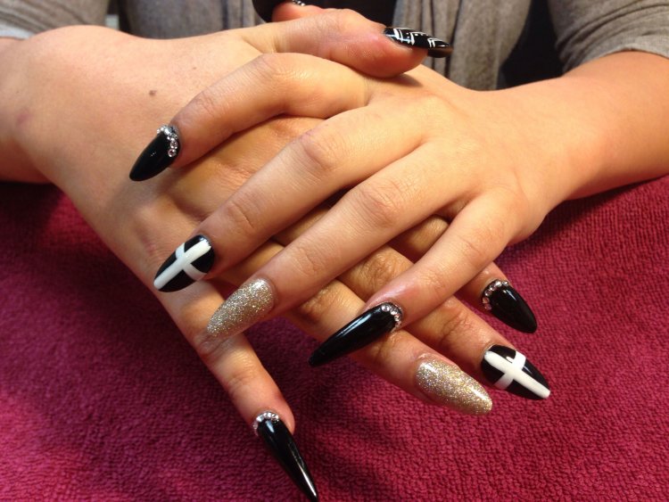 Маникюр на острые ногти с крестом