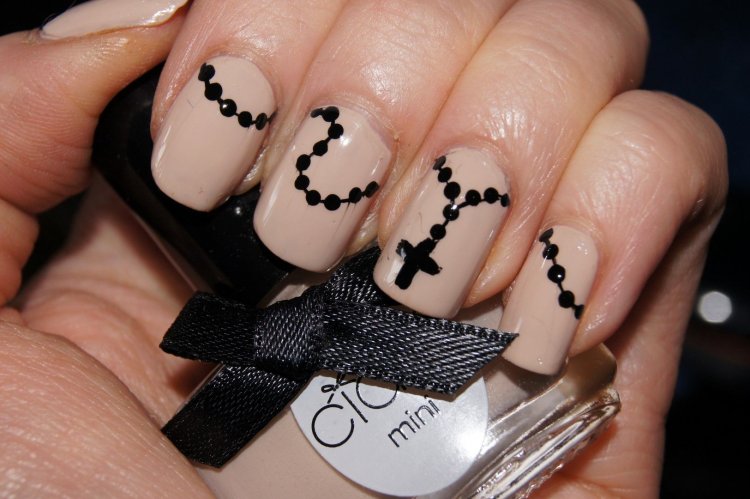 Чёрные ногти с крестом
