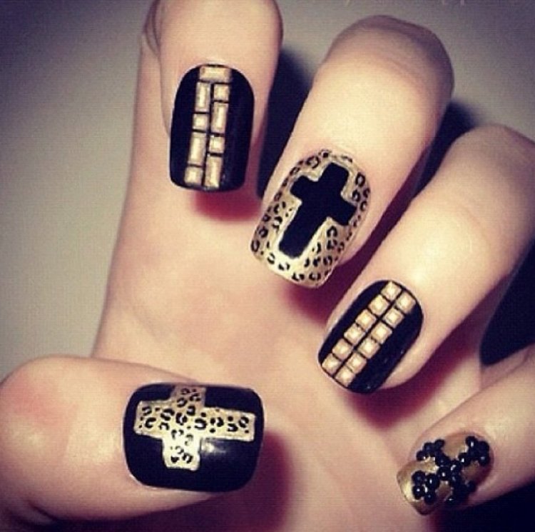 Крестик на ногте маникюр