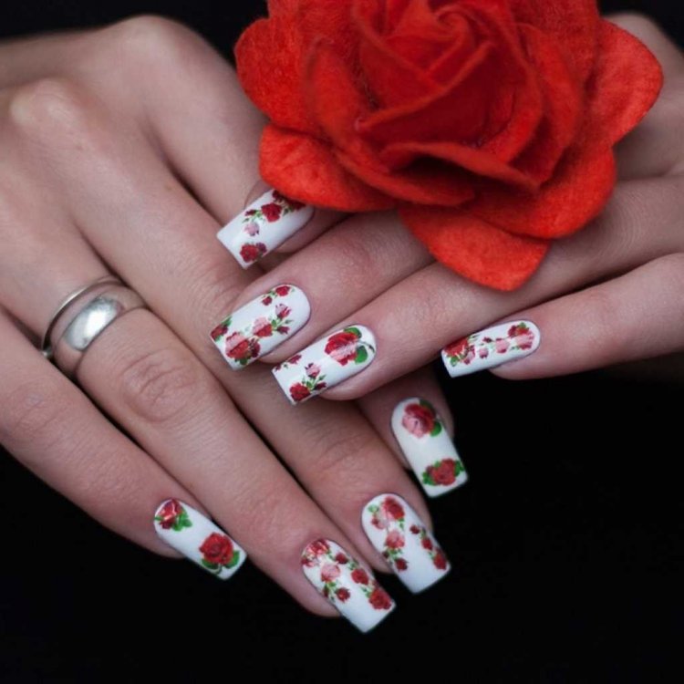 Нарощенные ногти с наклейками