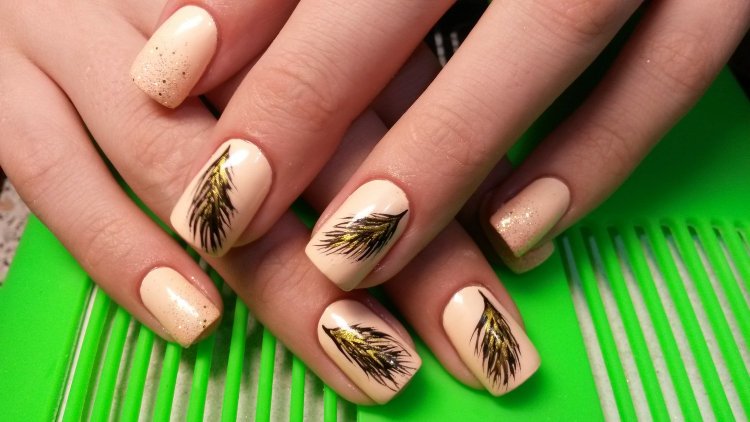 Літній манікюр з пером